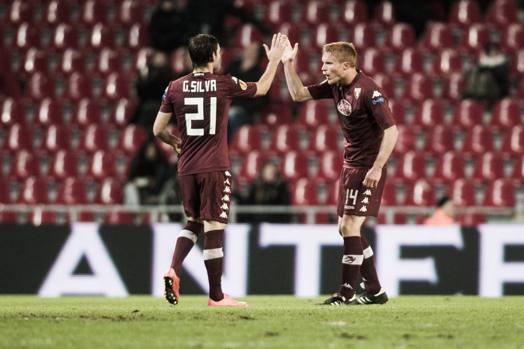 Nella ripresa il Torino dilaga: finisce 5-1, qui Gaston Silva e Gazzi esultano dopo l'ultima rete segnata all'8'. Afp